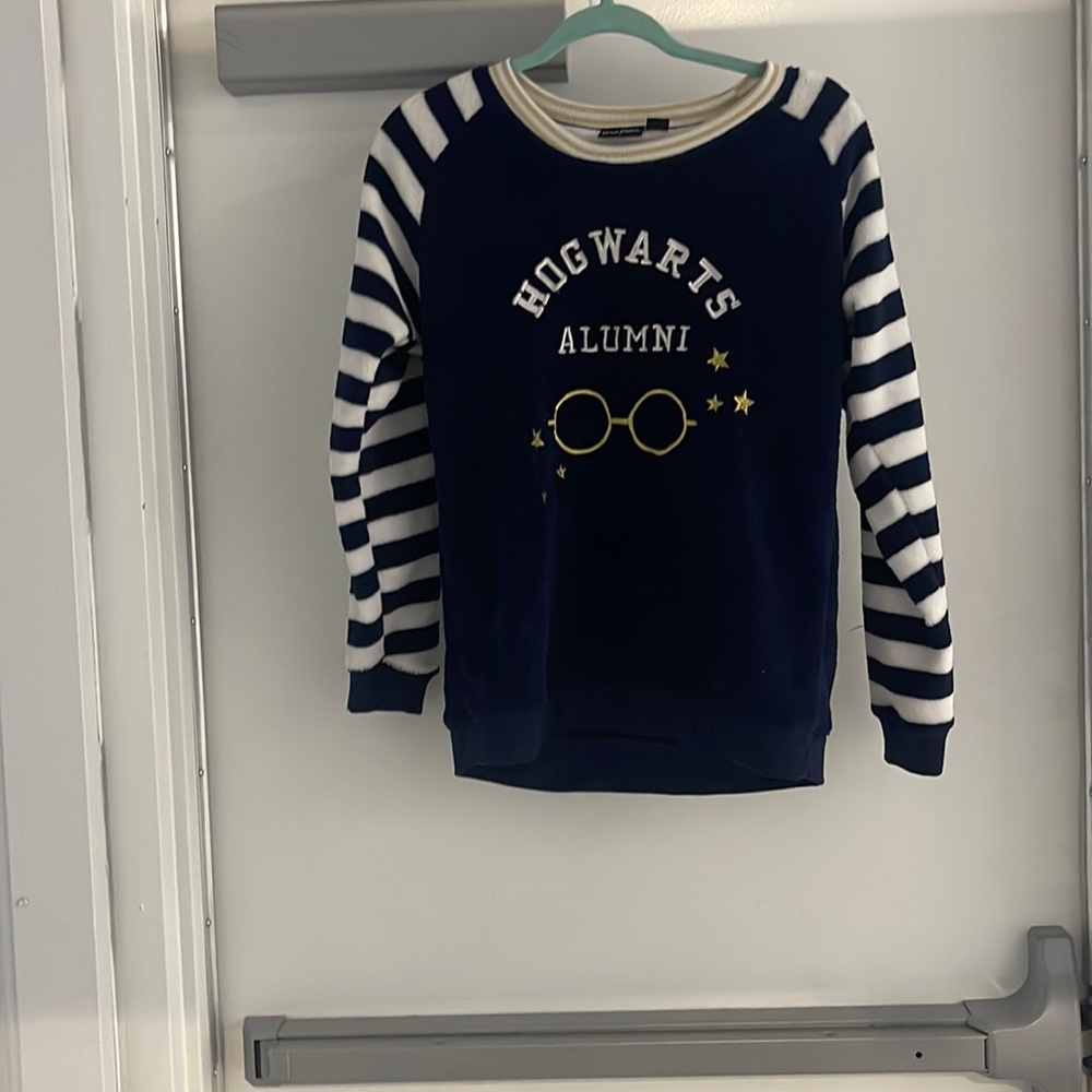 Super cute Hogwarts alumni, sweater, size medium